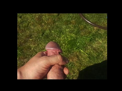❤️ Vroča lepotica dobi svojo rožnato pičko, ki jo jebe, in se zraven cmeri s curkom na poletnem vrtu ❤️❌ Porno na sl.assay-define-smartlink.ru ❤